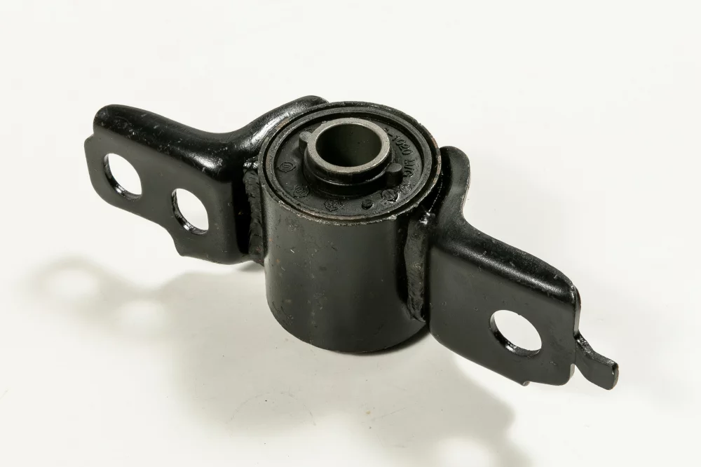 Сайлентблок переднего нижнего левого рычага, задний (с кронштейном) - Артикул JDD2438WBL - Производитель Just Drive - Фото, Отзывы, Цены 