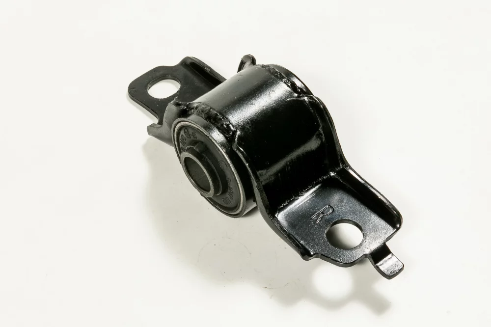 Сайлентблок переднего нижнего правого рычага, задний (с кронштейном) - Артикул JDD2438WBR - Производитель Just Drive - Фото, Отзывы, Цены 