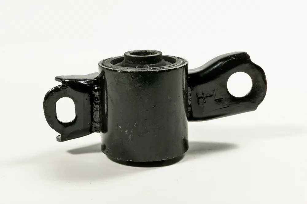 Сайлентблок переднего нижнего левого рычага, задний (с кронштейном) - Артикул JDD24X64WL - Производитель Just Drive - Фото, Отзывы, Цены 